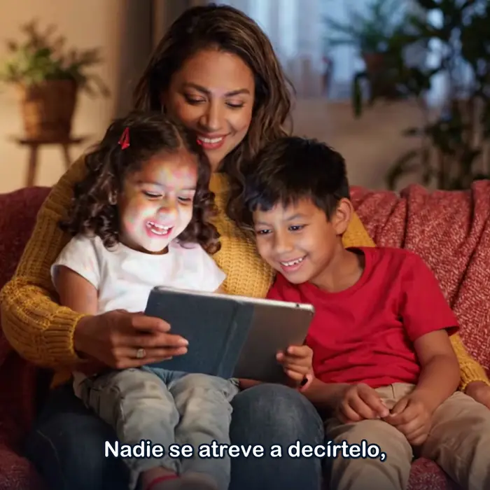 Una familia mira junta el programa en una tablet, en la sala de su casa.